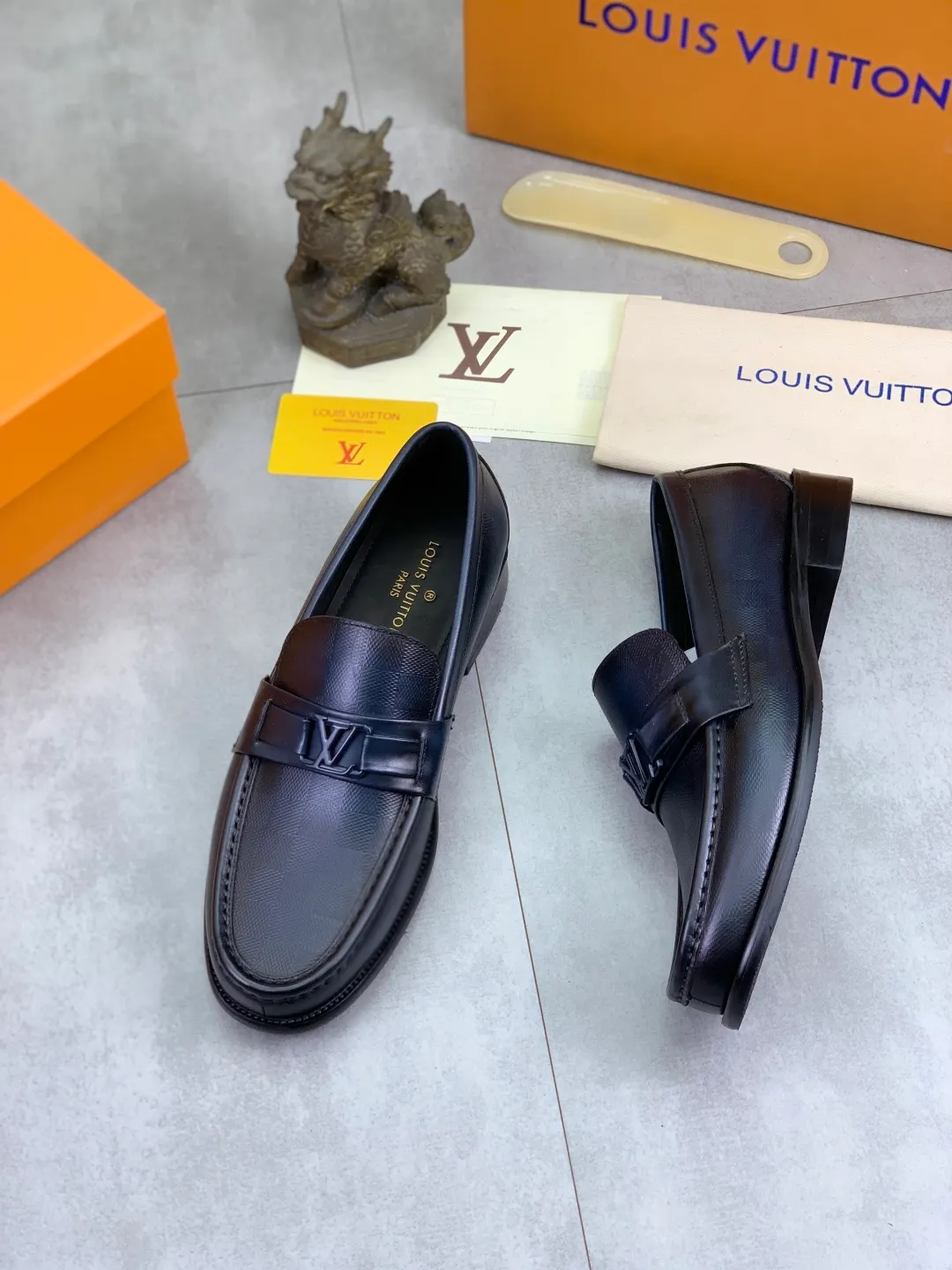 Men's men's shoes 💰P520 New style 💶[LOUIS VUITTON] Water-dyed Niuli Original order New style 🍀LV Louis Vuitton *——Top version of LV classic leather shoes! Made of imported original calfskin, original leather side strips and wear-resistant high-end rubber outsole! High quality products! Color: Black optional Size: 39-44 (45 customized)
